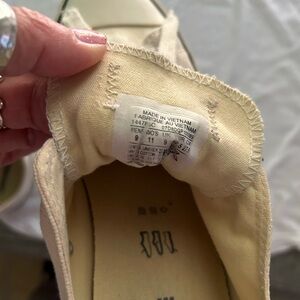 Cream colored CT Converse in good repair. Women’s size 11, men’s size 9.